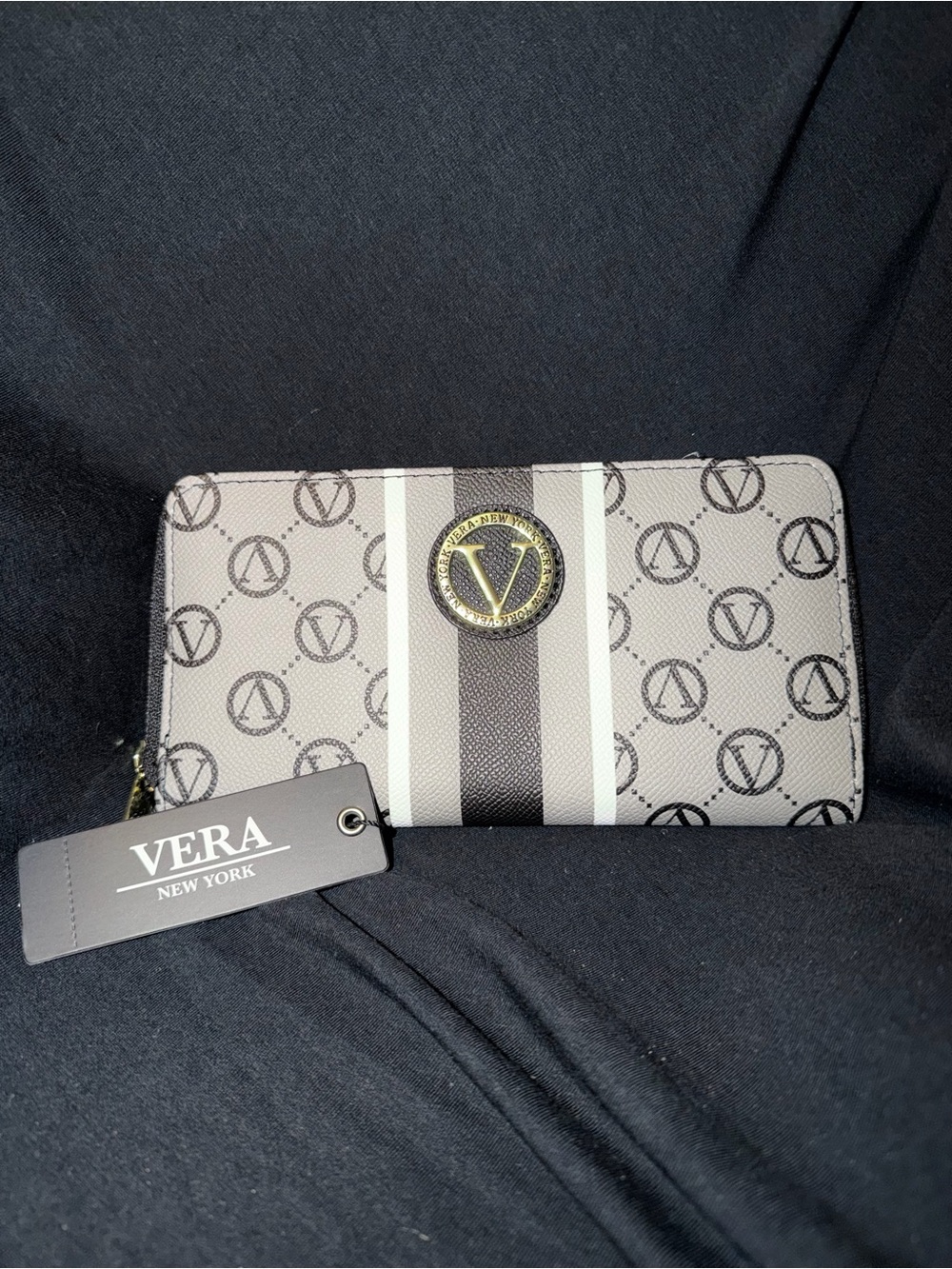 NWT Vera Signature Zip-Around Wallet - Black/Gray